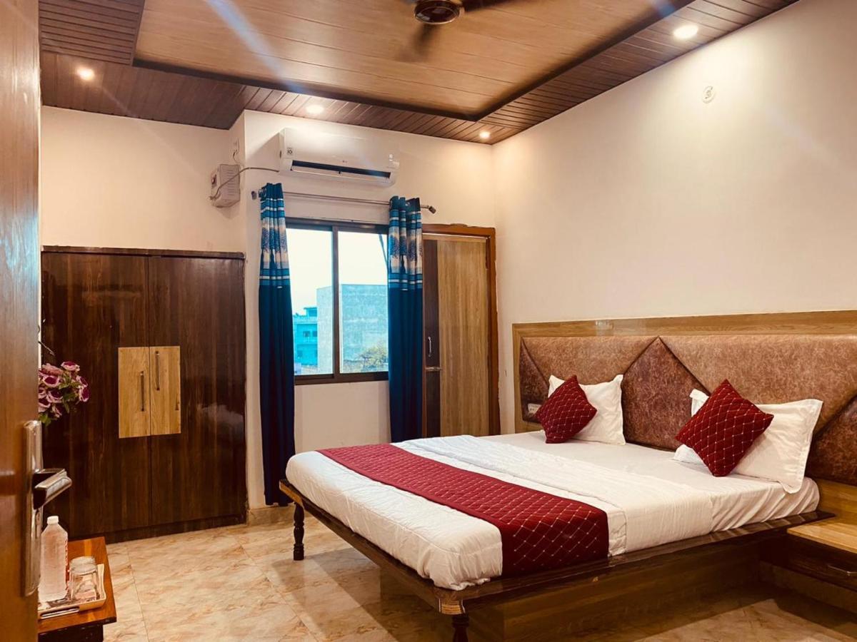 Elegance Hotel And Banquet Ayodhya Екстериор снимка