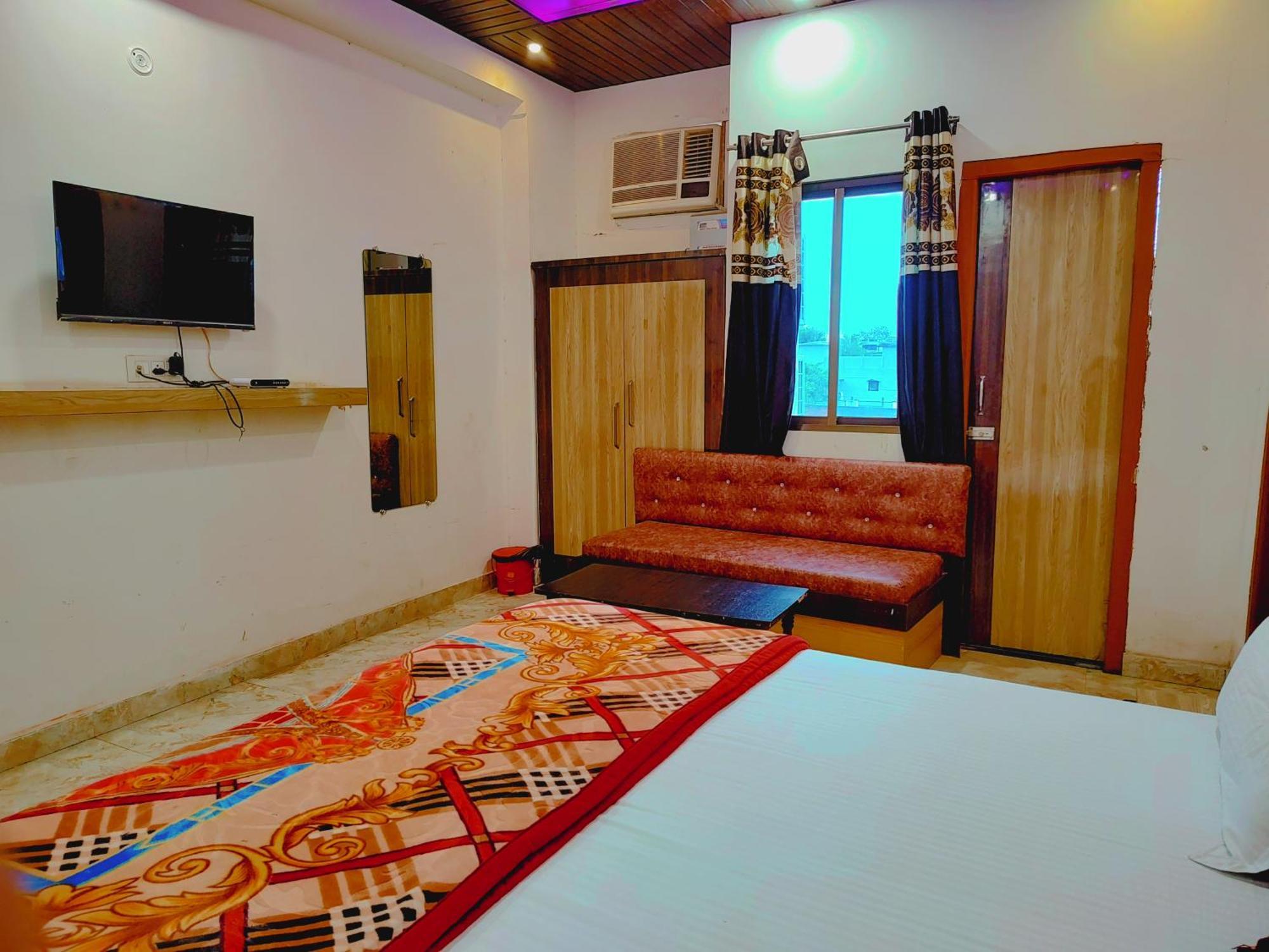 Elegance Hotel And Banquet Ayodhya Екстериор снимка