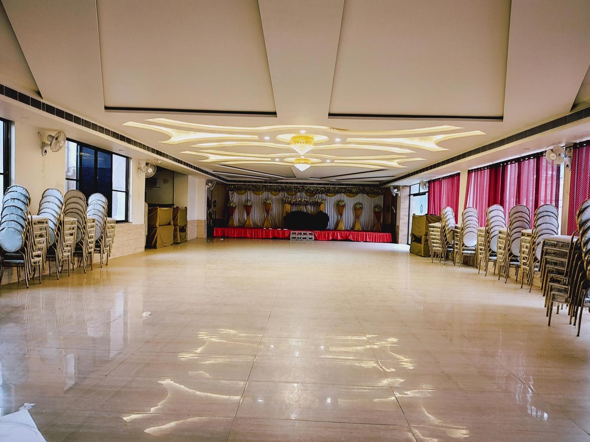 Elegance Hotel And Banquet Ayodhya Екстериор снимка