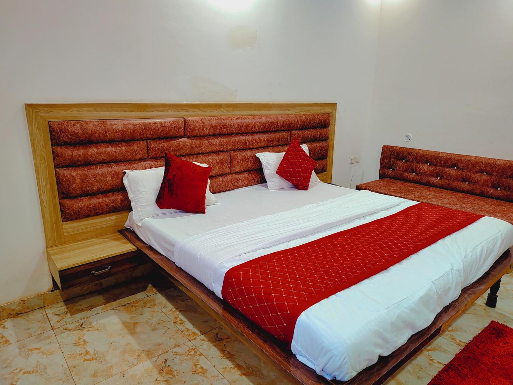 Elegance Hotel And Banquet Ayodhya Екстериор снимка