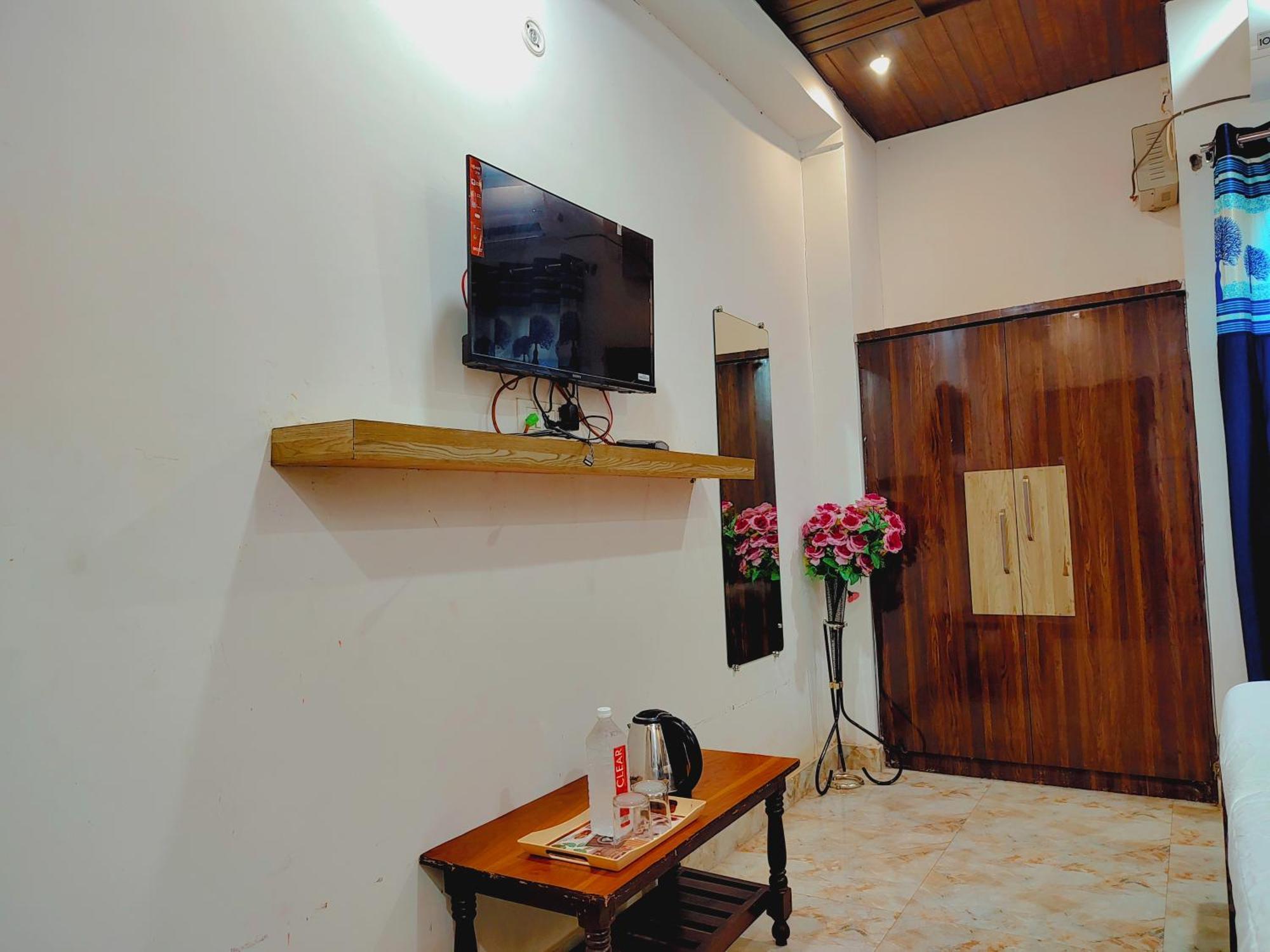 Elegance Hotel And Banquet Ayodhya Екстериор снимка