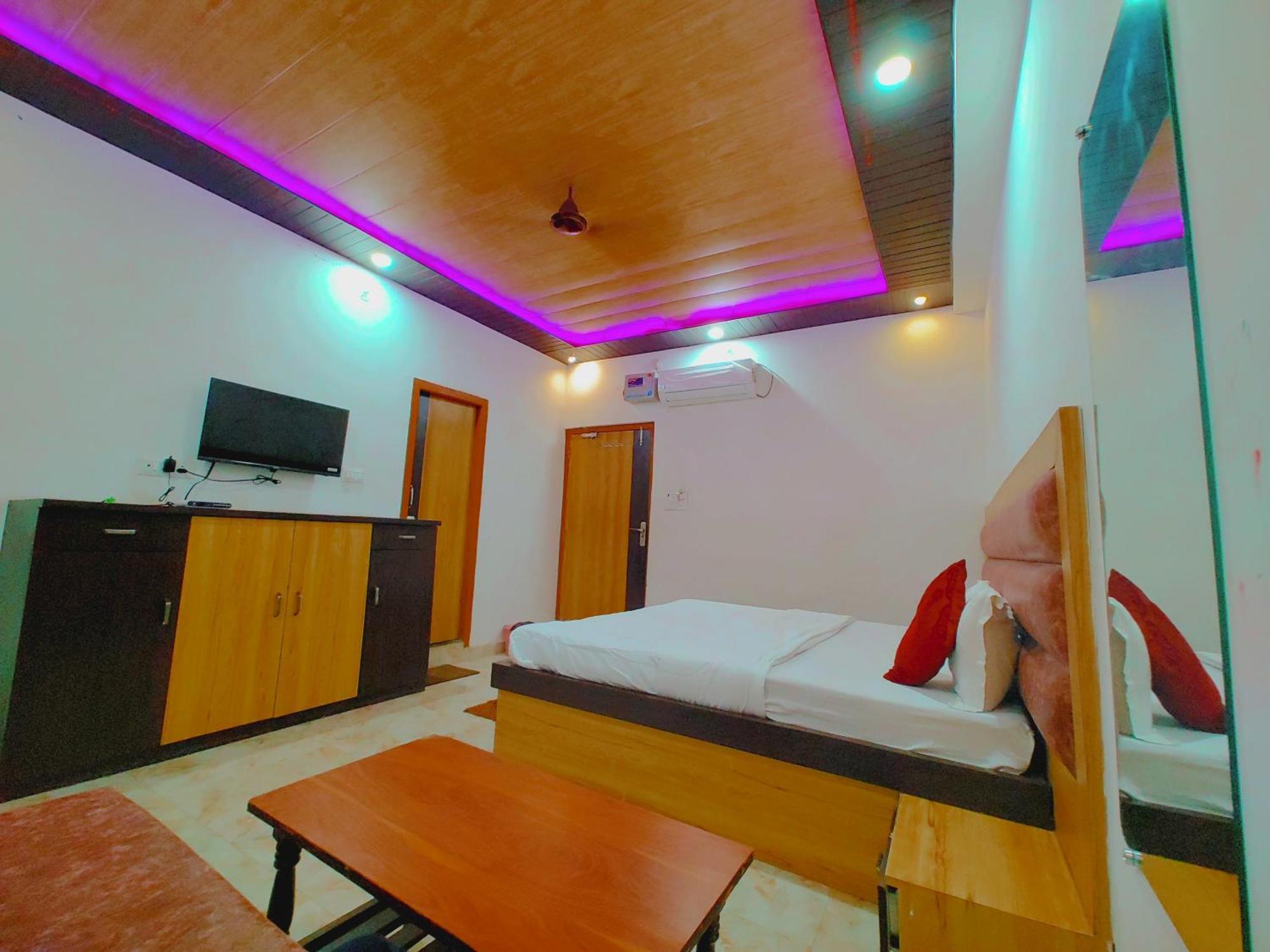 Elegance Hotel And Banquet Ayodhya Екстериор снимка