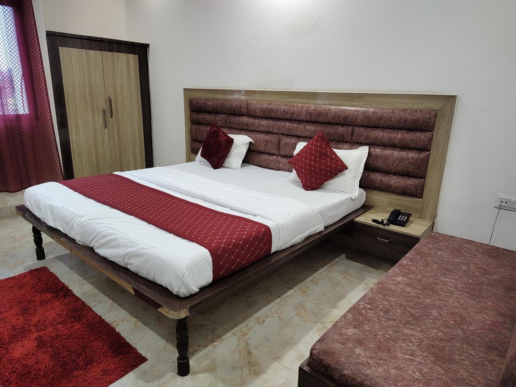 Elegance Hotel And Banquet Ayodhya Екстериор снимка