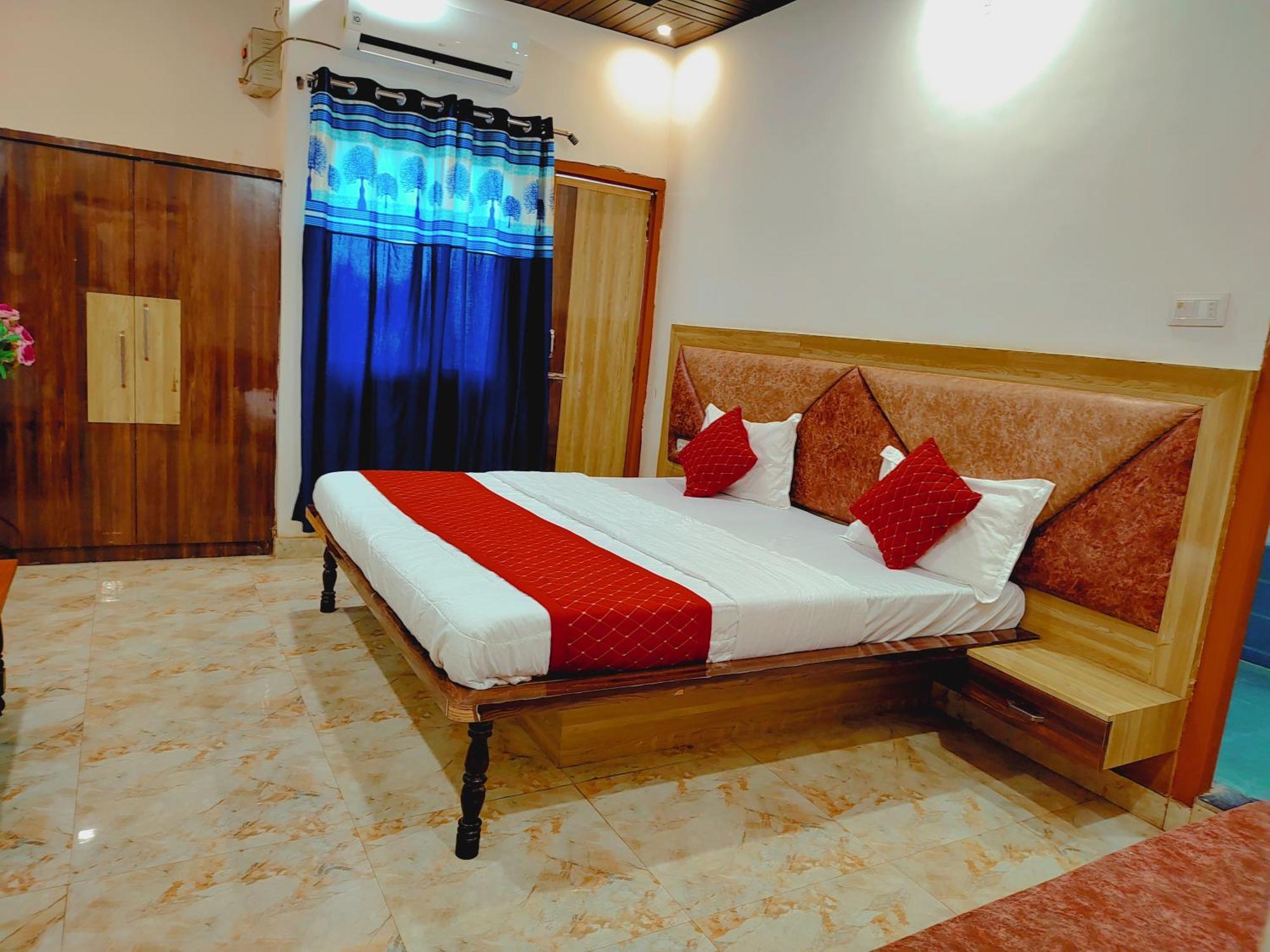 Elegance Hotel And Banquet Ayodhya Екстериор снимка