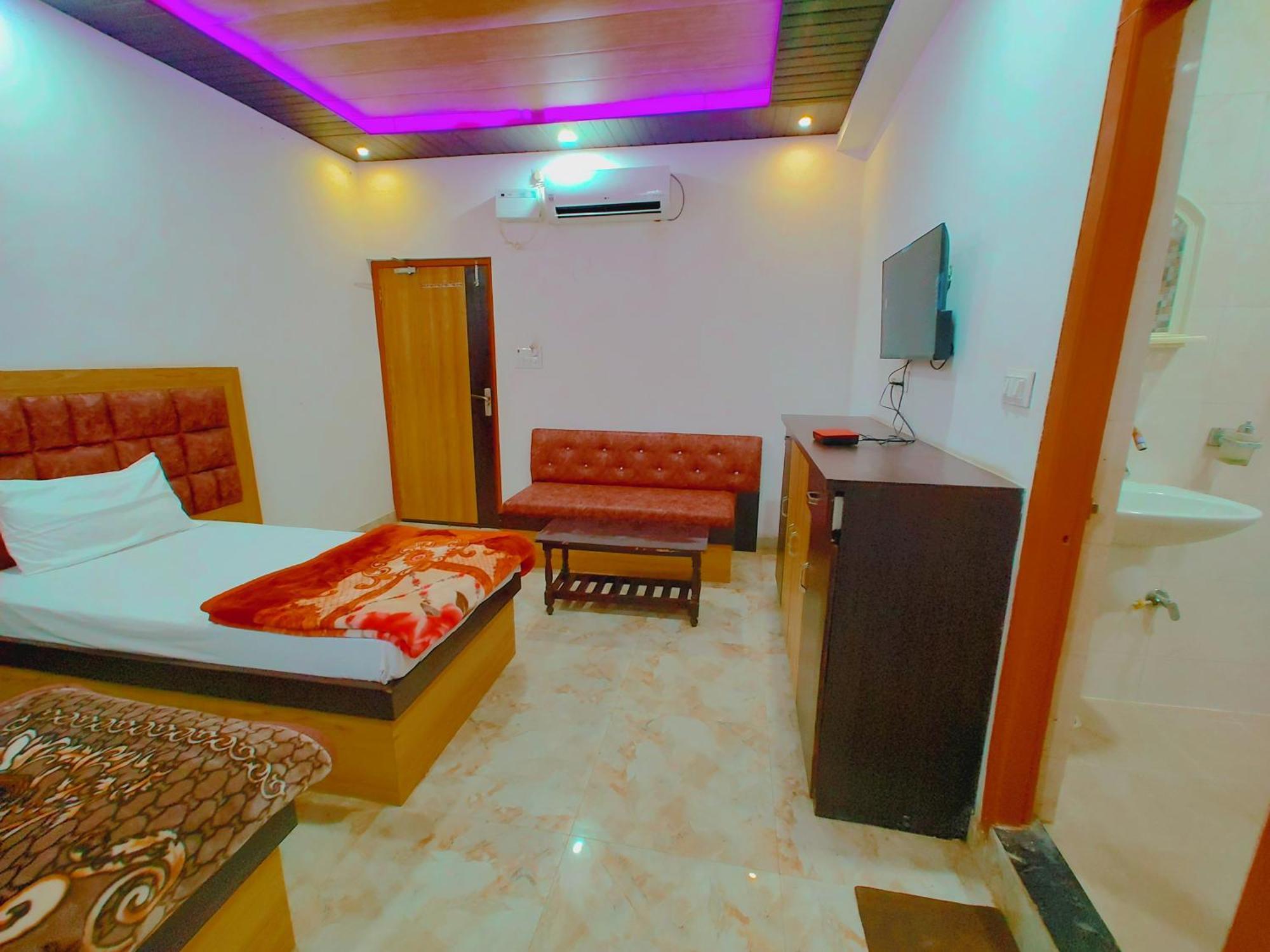 Elegance Hotel And Banquet Ayodhya Екстериор снимка