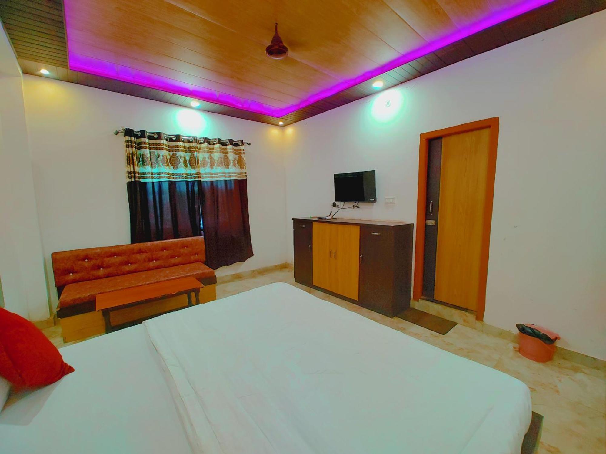 Elegance Hotel And Banquet Ayodhya Екстериор снимка