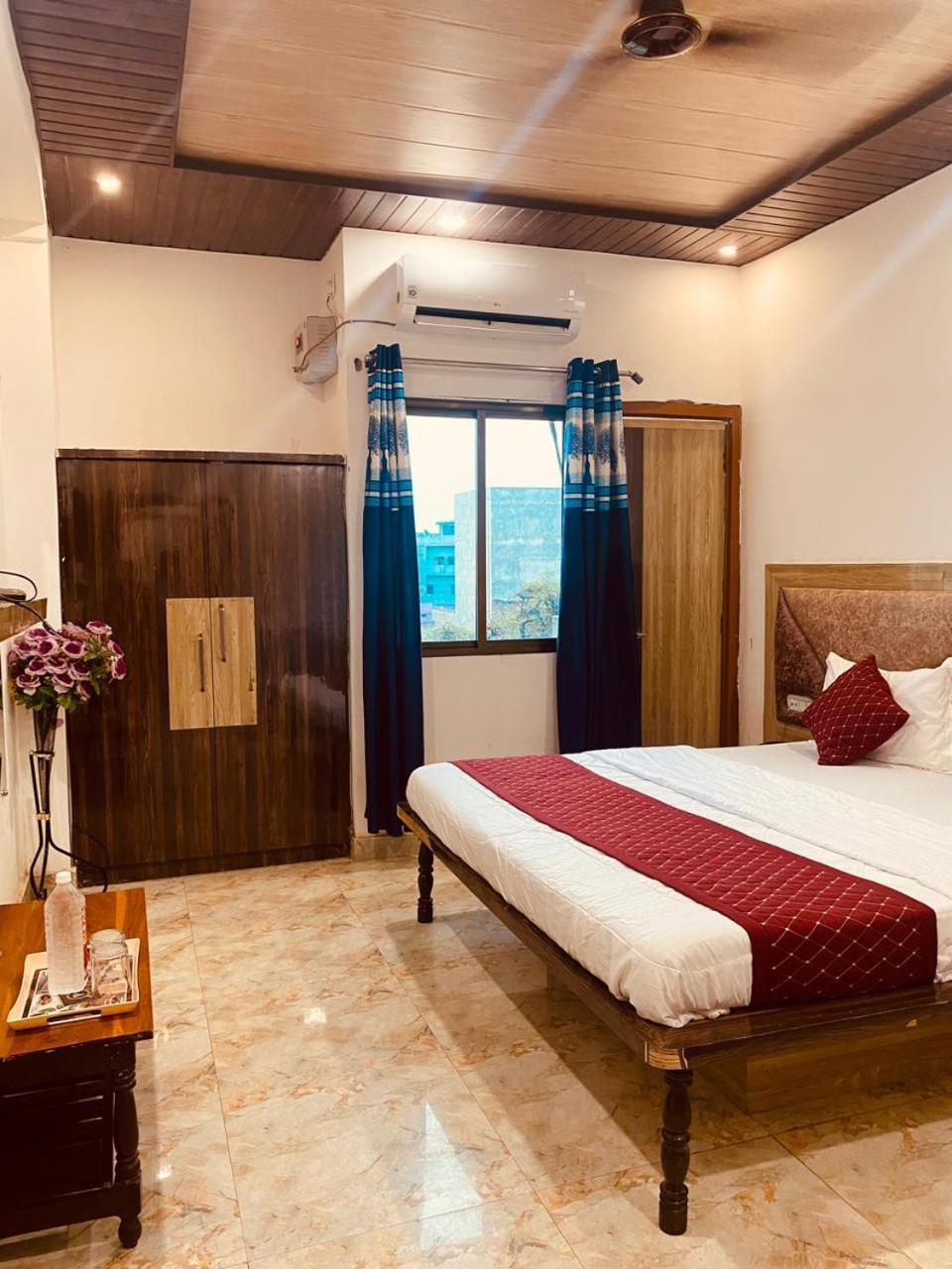 Elegance Hotel And Banquet Ayodhya Екстериор снимка