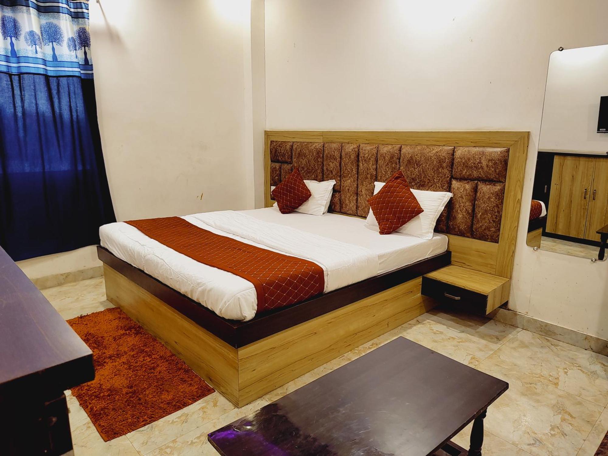 Elegance Hotel And Banquet Ayodhya Екстериор снимка