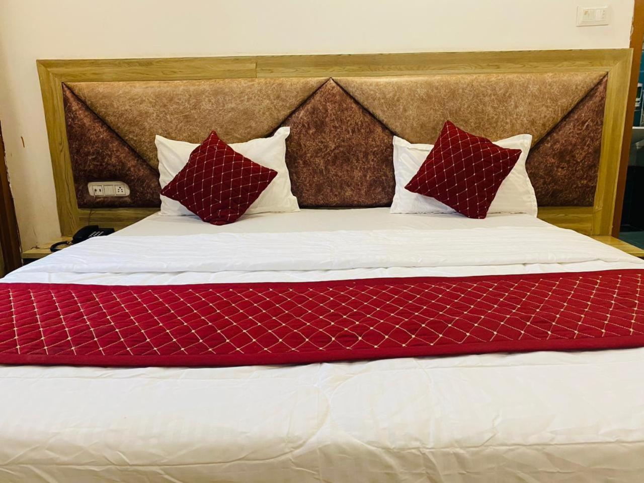 Elegance Hotel And Banquet Ayodhya Екстериор снимка