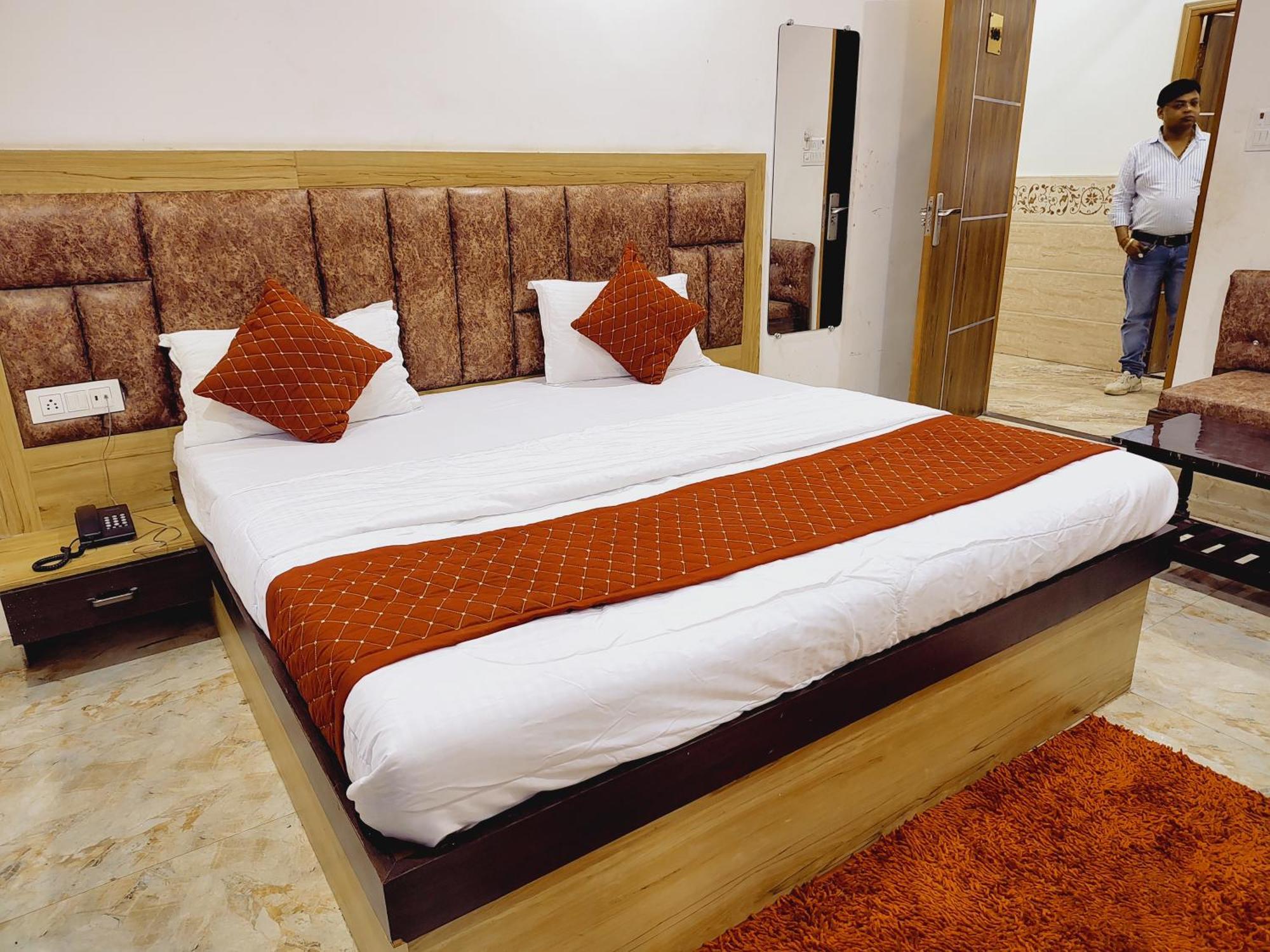 Elegance Hotel And Banquet Ayodhya Екстериор снимка